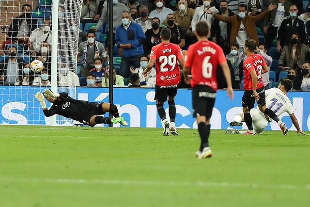 梅西社交媒体晒图 球场边悠闲喝茶发型梦回2018